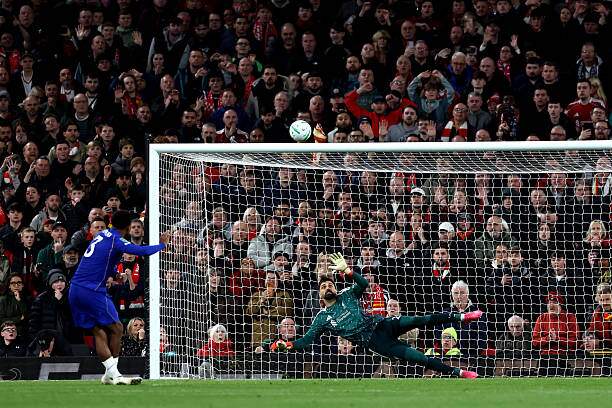 Fofana sút vọt xà ngang, cú sút 11m hỏng mang lại chiến thắng cho Liverpool