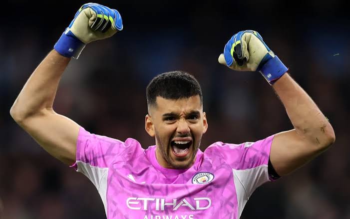 Rulli thành người hùng của Man City sau khi cản phá thành công cú sút của Yasin Ayari