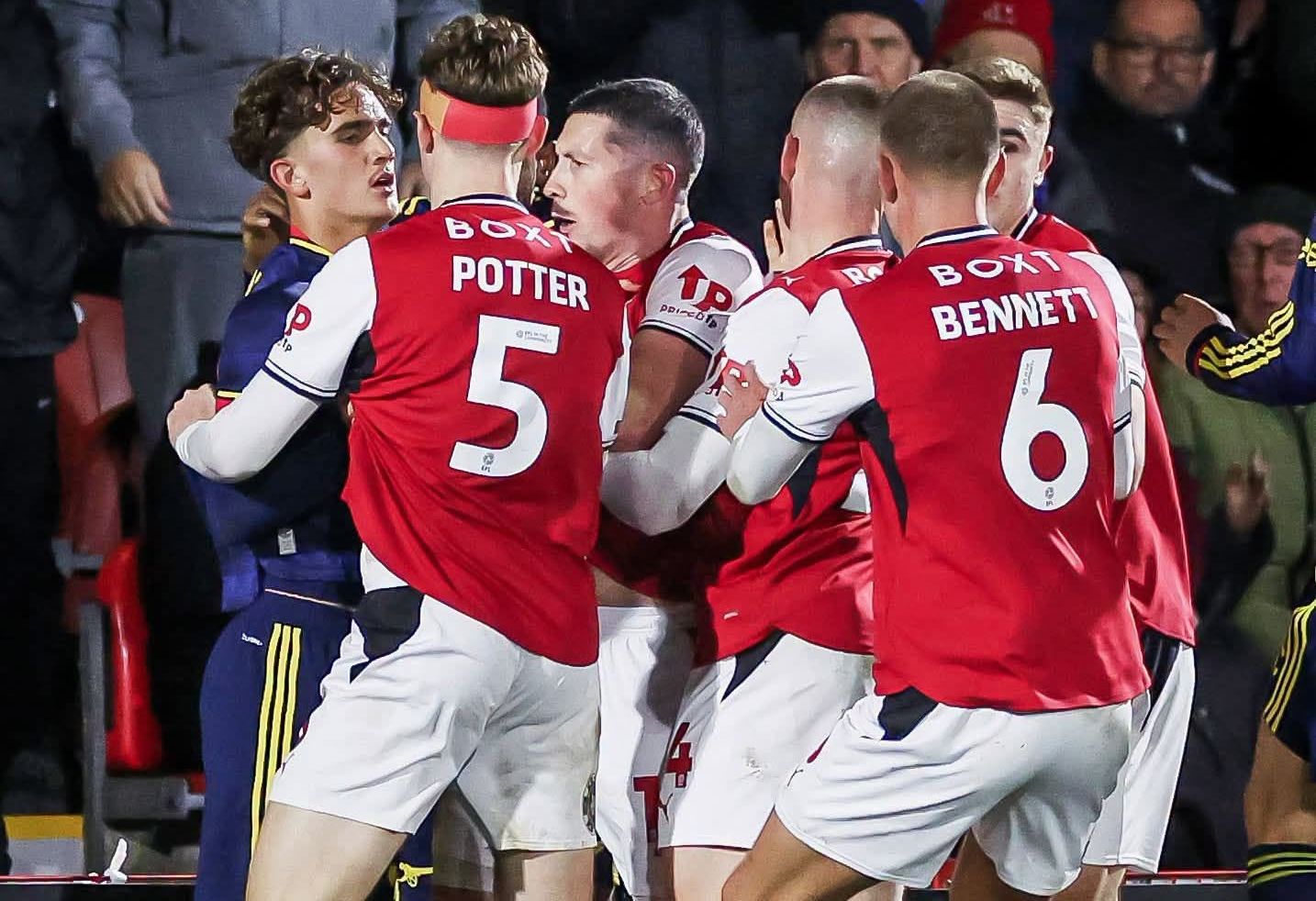 Max Dowman dính thẻ đỏ, Arsenal chịu thất bại lịch sử trước đội bóng hạng 4