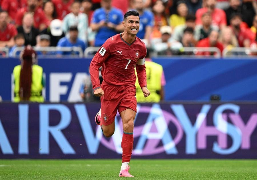 Ronaldo vượt qua Messi ở giải Quả Bóng Vàng hay nhất mọi thời