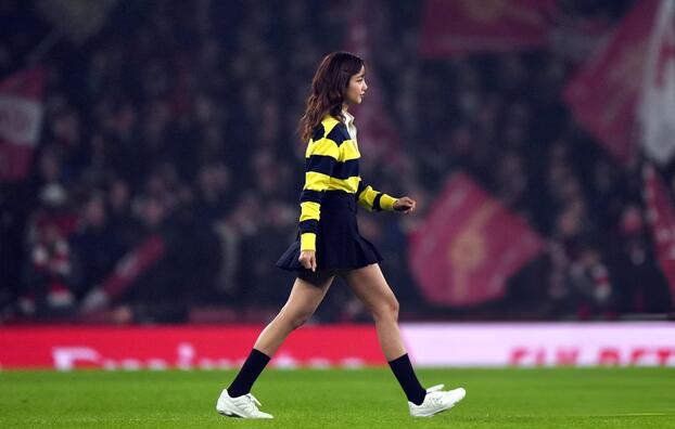 Lisa làm nhiệm vụ đặc biệt trong trận Arsenal - Tottenham
