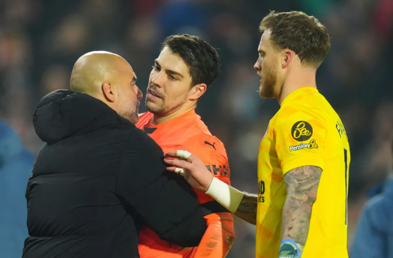 HLV Pep Guardiola to tiếng với Stefan Ortega..