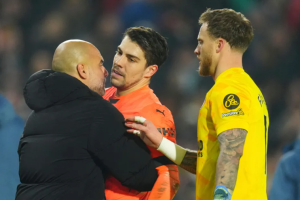pep-guardiola-to-tieng-voi-hai-cau-thu-man-city